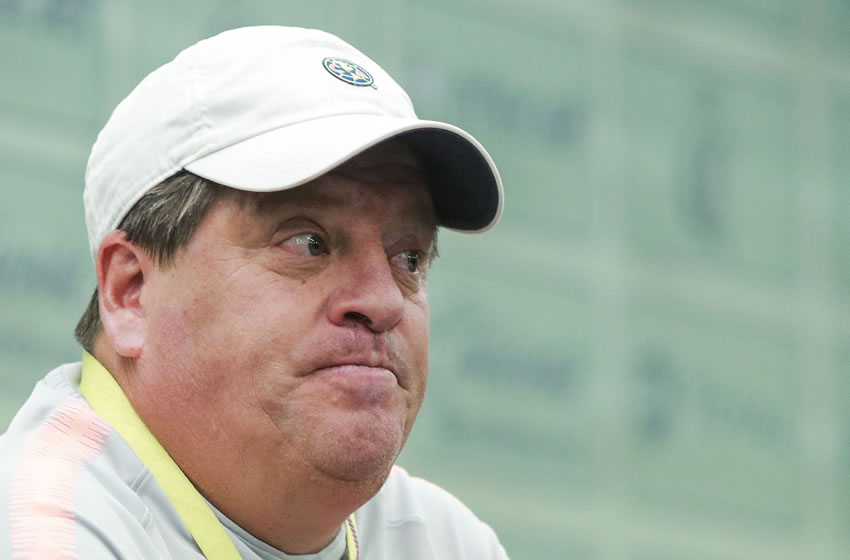 Miguel Herrera y la duda que pende sobre su cabeza: ¿Es seguidor de Cruz Azul? Foto: Imago7