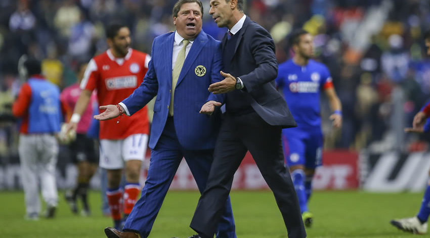 Miguel Herrera le pone picante al Clásico Joven. Foto: Imago7