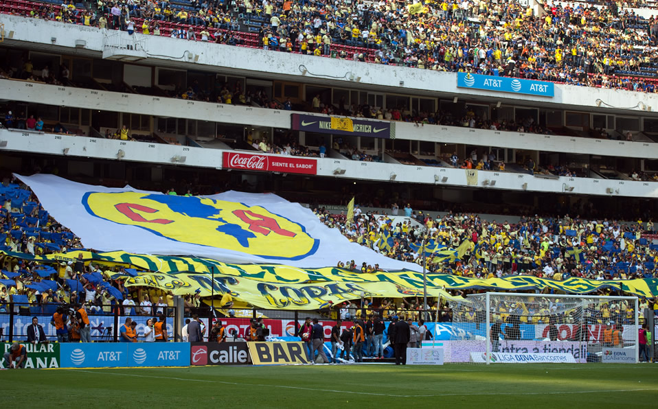 Aficionados en el Estadio Azteca apoyando al América (Mexsport)