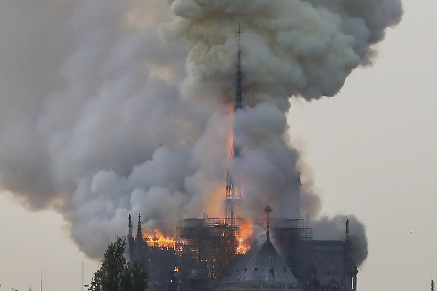 La catedral está en llamas. (Foto: AFP)