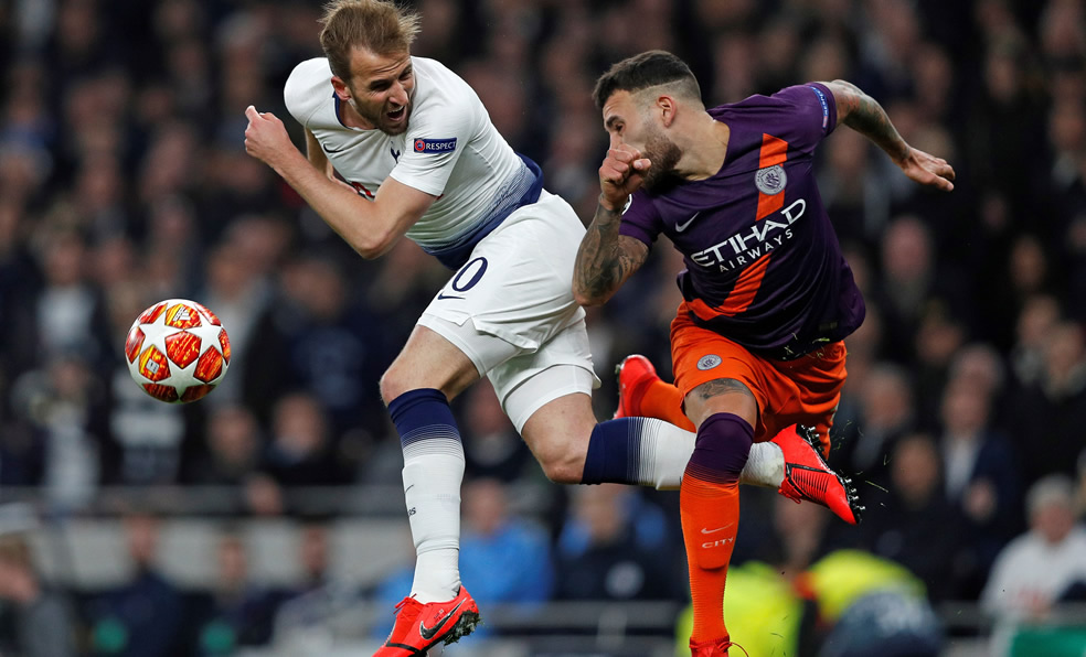Harry Kane y Nicolás Otamendi disputan el esférico durante el duelo de Ida. (Foto: AFP)