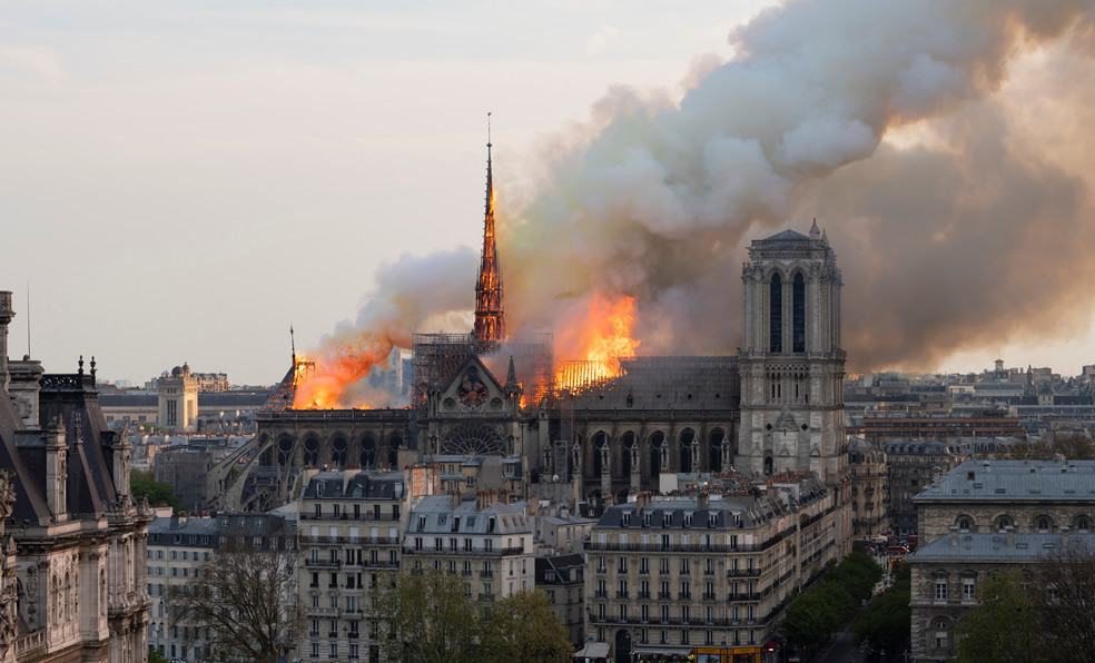 El incendio de la catedral fue sofocado este martes. (Foto: AFP)