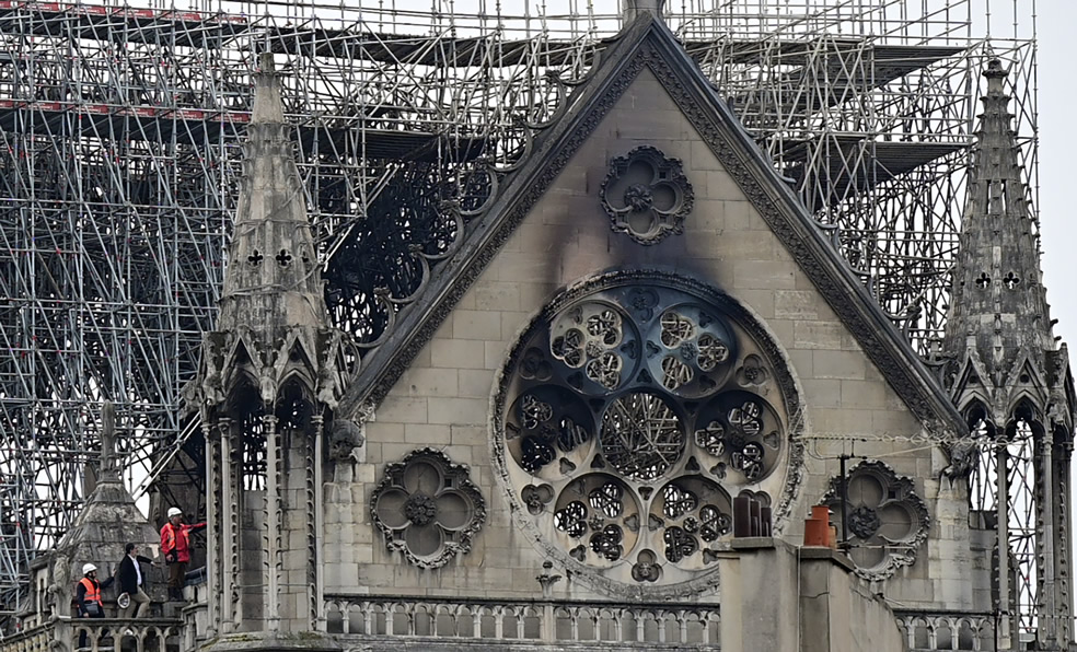 Las investigaciones para conocer el origen del incendio ya comenzaron. (Foto: AFP)