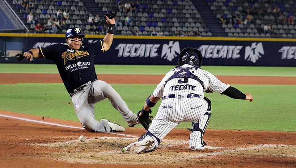 Carlos Rodríguez se barrió y llegó safe, ya que  el catcher Alí Solís no se pudo quedar con la pelota.