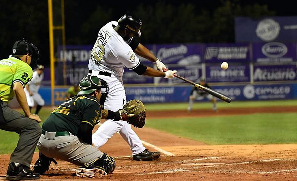 Chris Carter (Acereros de Monclova) prende un lanzamiento frente a los Leones de Yucatán.