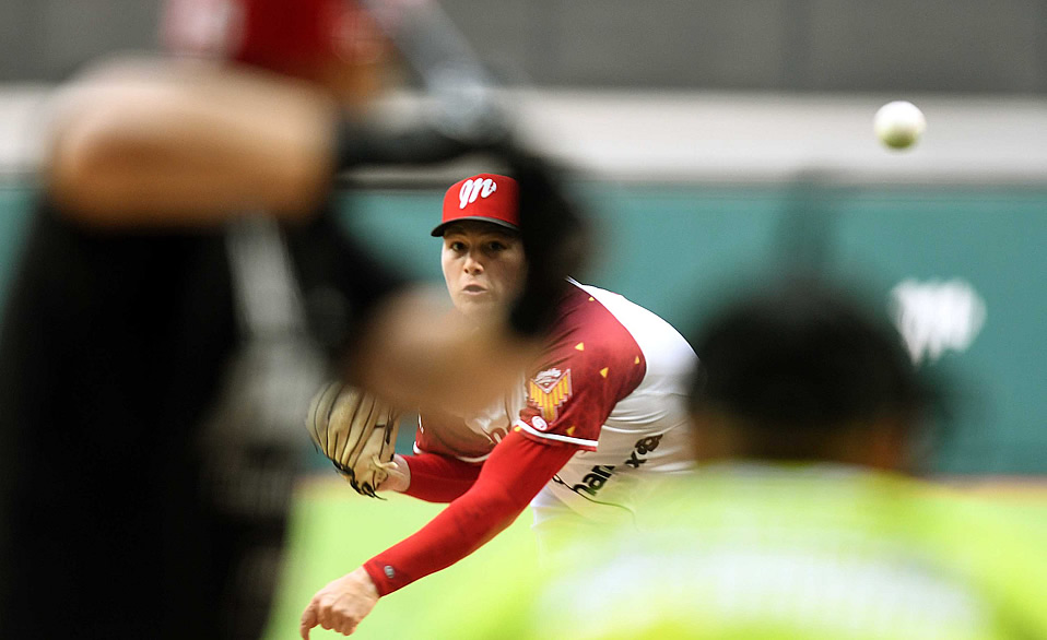 Matt Gage, abridor de los Diablos Rojos, se asoma mientras su pitcheo vuela hacia el catcher.