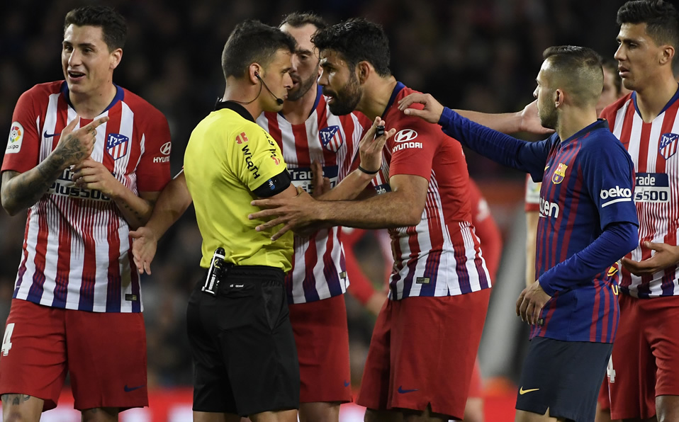 El atacante no puede disputar el resto del torneo por una suspensión de ocho cotejos. (Foto: AFP)
