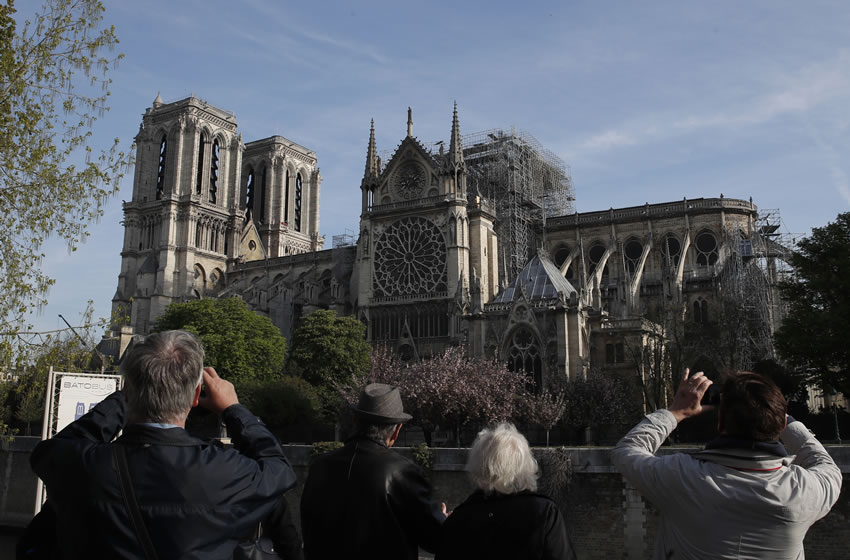 El COI apoyará en la reconstrucción de Notre Dame. (Foto: AP)