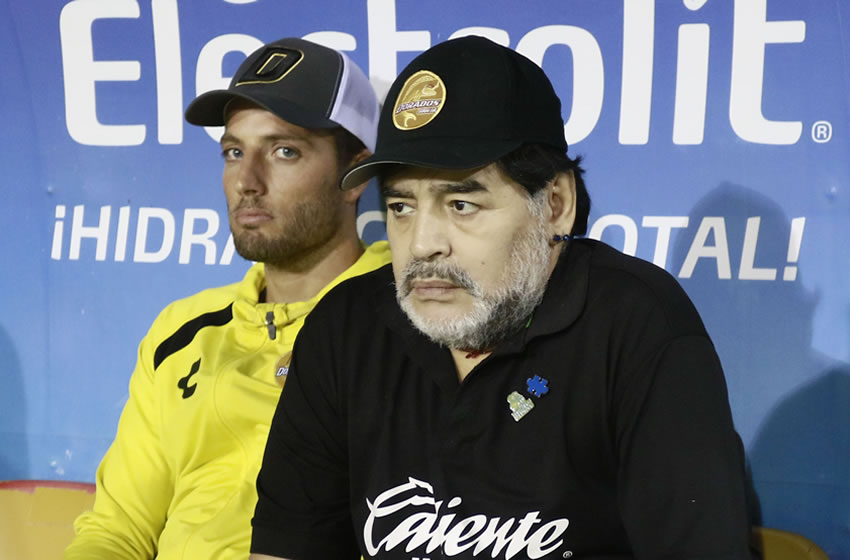Maradona aprovechó para volverse a poner de escudo para proteger a sus jugadores. (Imago7)