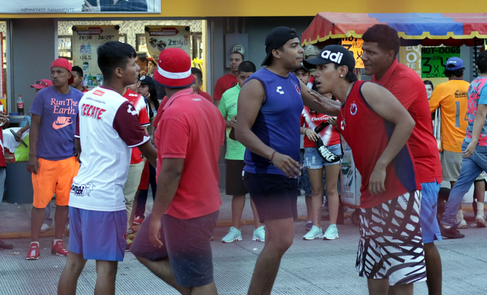 Aficionados del Tiburón se agarraron a golpes previo al duelo ante Rayados. (Foto: Imago 7)