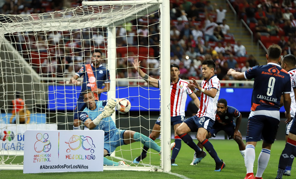 Angulo le dio a Chivas su 'segundo' gol en ocho encuentros. (Foto: Imago 7)