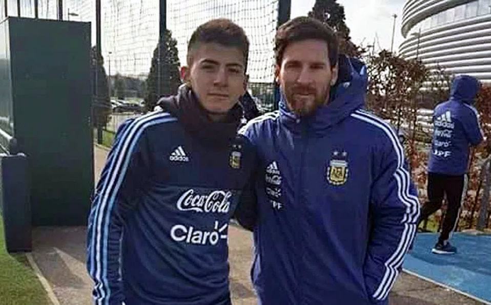 Thiago Almada y Lionel Messi en una concentración de Argentina (Internet)