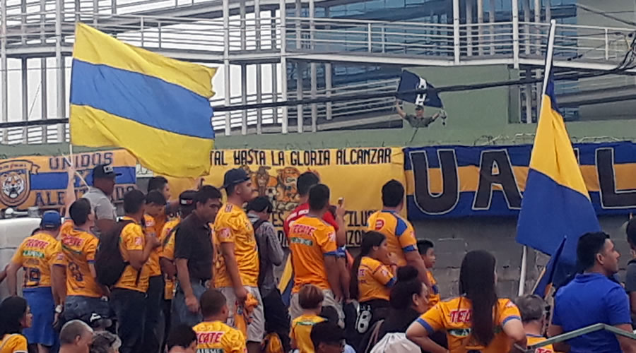 El soldado mostró una bandera de Rayados.