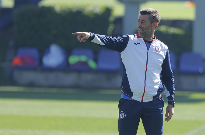 Pedro Caixinha trabajó con Cruz Azul tras su operación. Foto: Imago7