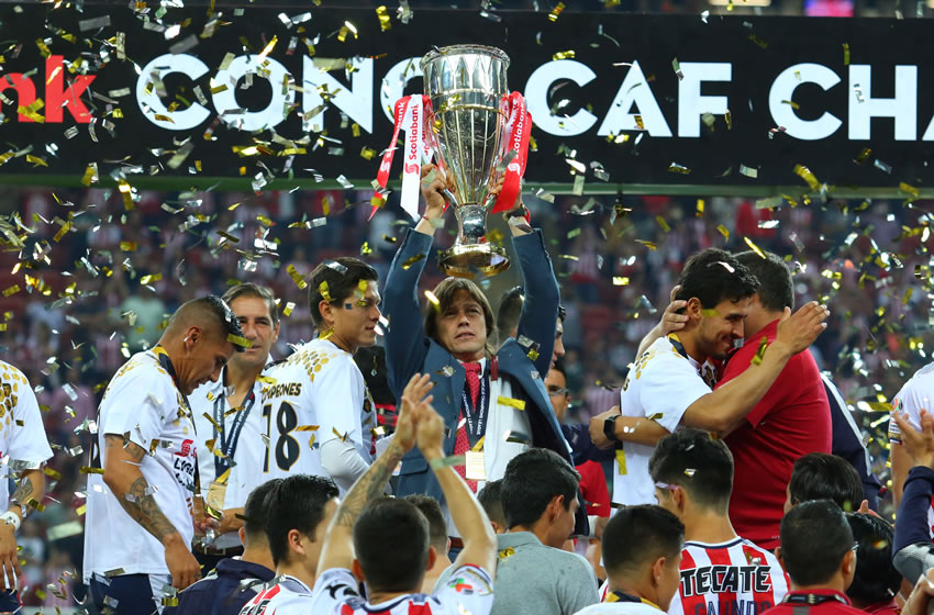 El día que Almeyda levantó la copa de campeón de la Concachampions. Foto: Imago7