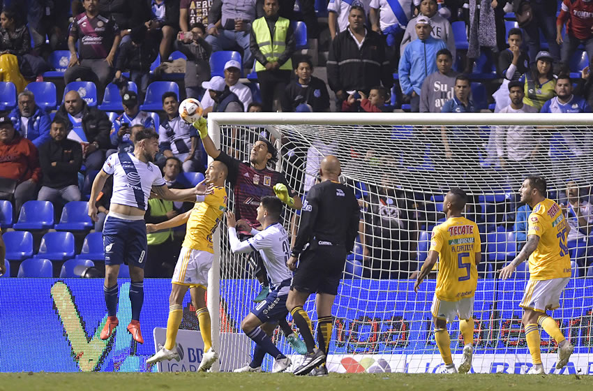 Emocionante duelo se vivió entre poblanos y felinos. (Imago7)
