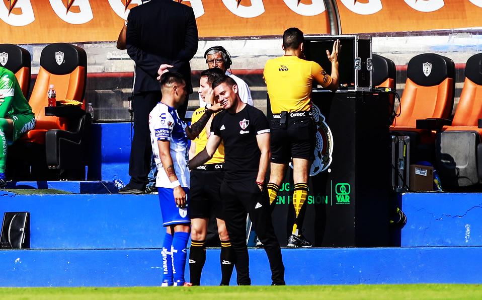 El VAR fue el protagonista del Pachuca vs Atlas de la Jornada 16. (Foto: Imago 7)