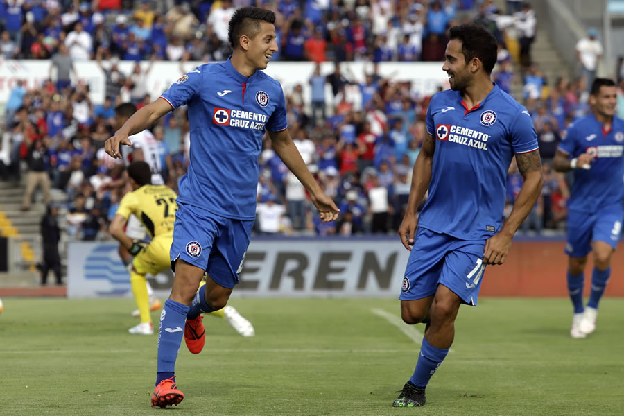 Roberto Alvarado  fue la figura del partido. (Foto: Imago 7)