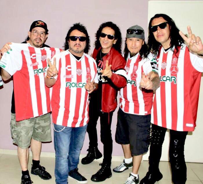 El Tri muestra con orgullo los colores del Necaxa.