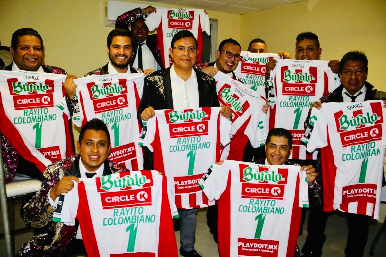 La Feria de Aguascalientes reúne a importantes artistas que recibieron como regalo la playera del Necaxa.