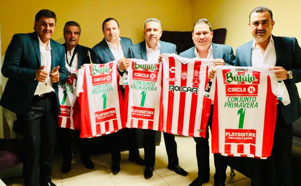 La Feria de Aguascalientes reúne a importantes artistas que recibieron como regalo la playera del Necaxa.