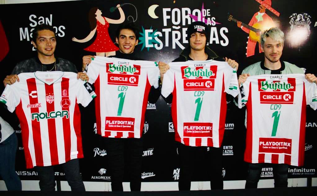 La Feria de Aguascalientes reúne a importantes artistas que recibieron como regalo la playera del Necaxa.