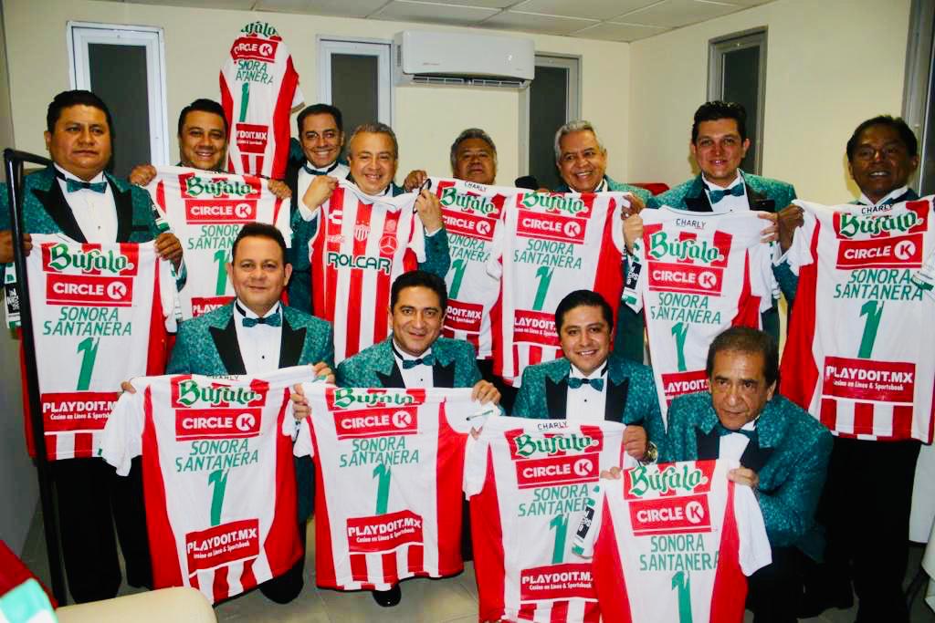 La Feria de Aguascalientes reúne a importantes artistas que recibieron como regalo la playera del Necaxa.