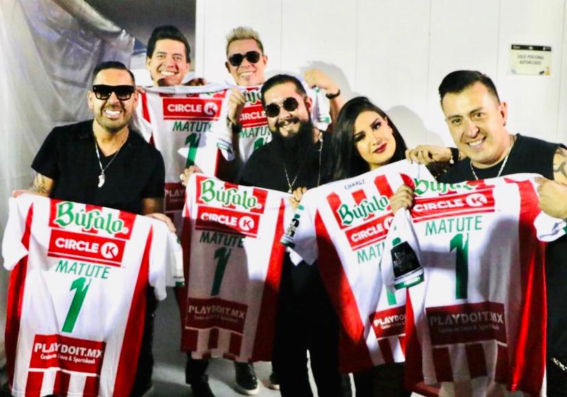 La Feria de Aguascalientes reúne a importantes artistas que recibieron como regalo la playera del Necaxa.