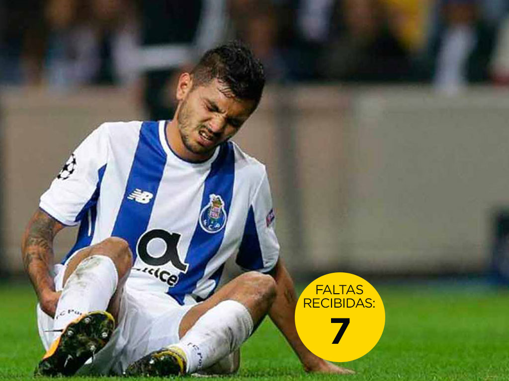 El Tecatito Corona, del Porto, terminó su participación con siete faltas recibidas