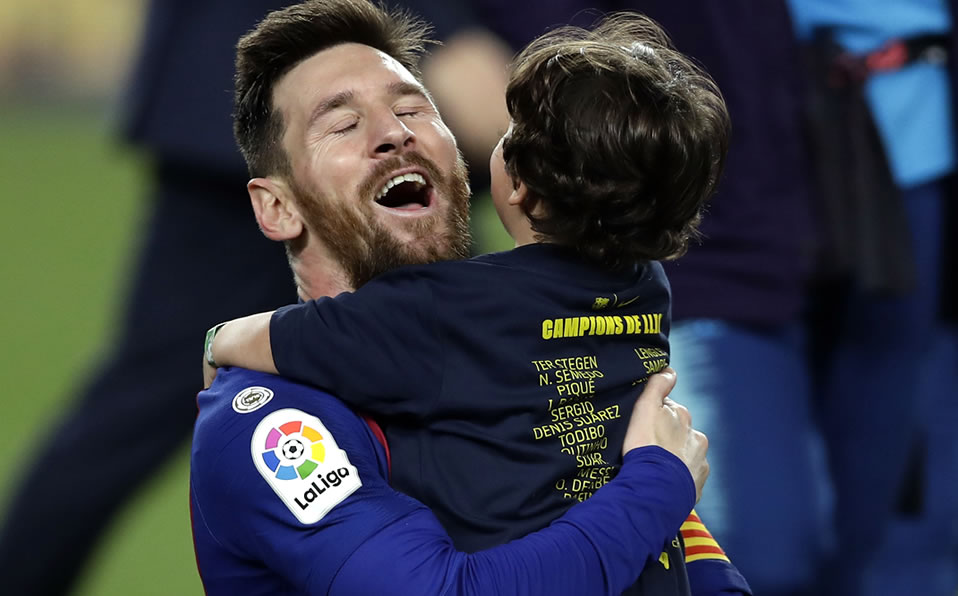 Lionel Messi con su hijo Thiago (AP)