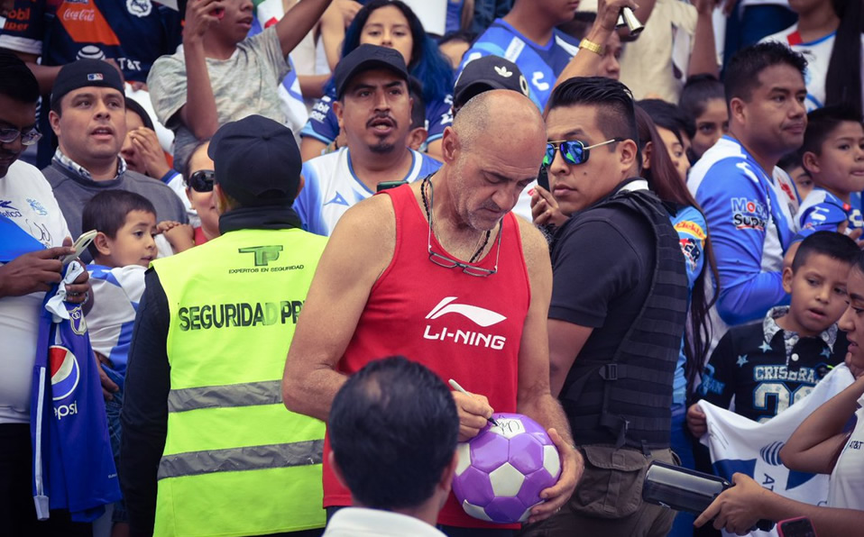 El Chelís se coló hasta el corazón de la porra y ahí se sentó en la tribuna. (Foto: @ClubPueblaMX)
