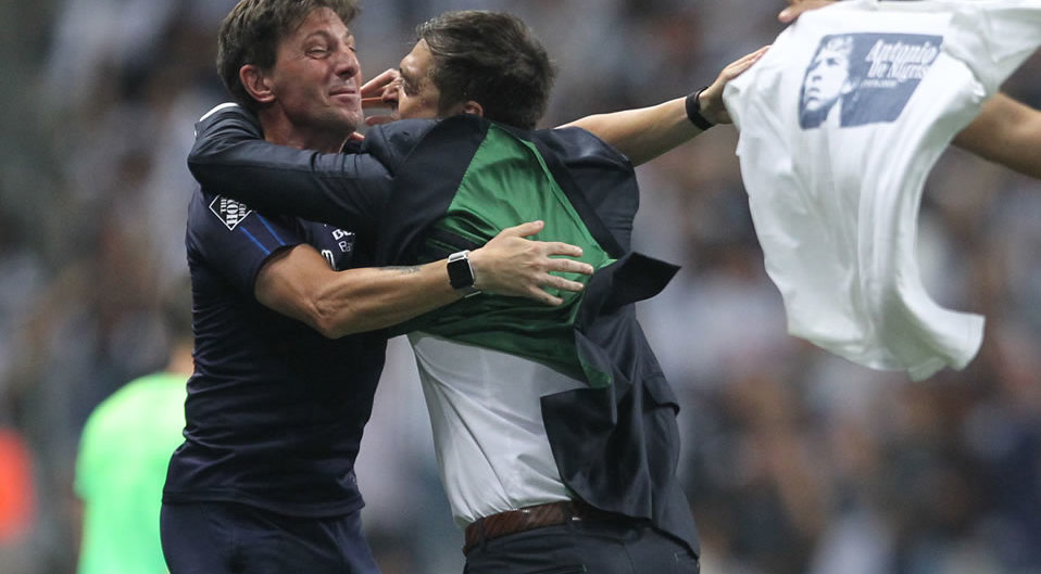 La celebración de Diego Alonso tras el pitazo final. (Imago 7)