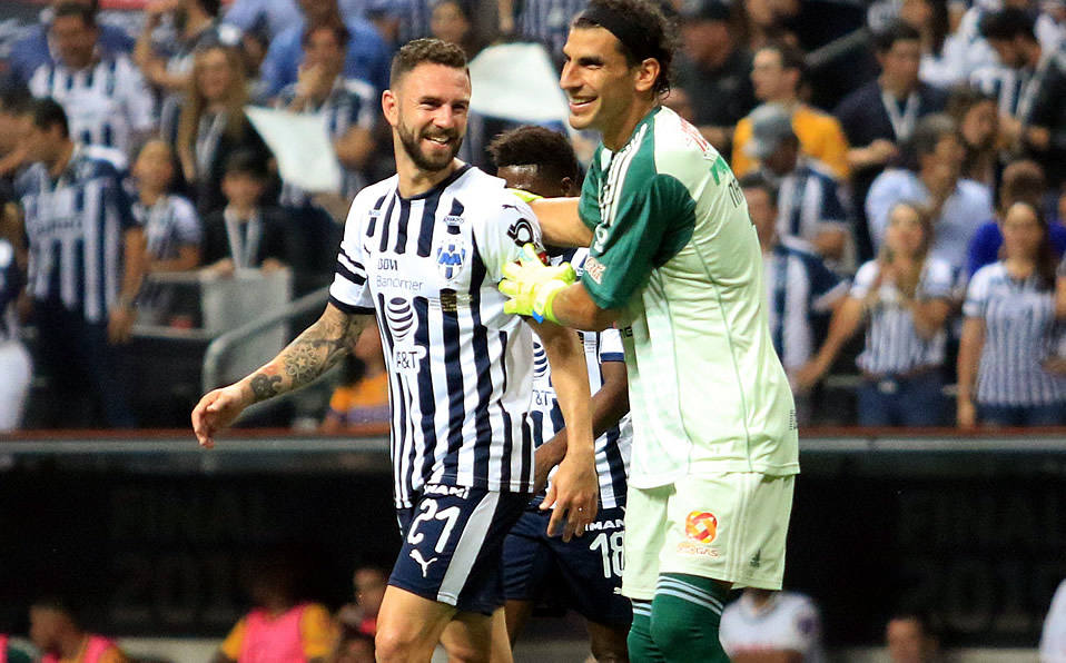 Nahuel Guzmán y Miguel Layún durante la Final Regia de Concacaf (Imago7)