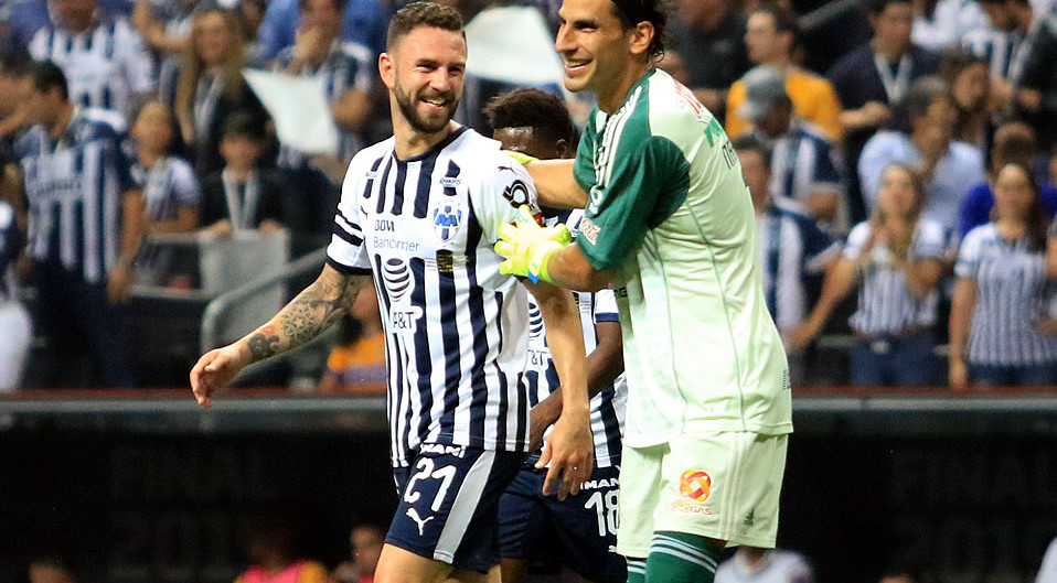 Nahuel Guzmán y Miguel Layún durante la Final Regia de Concacaf (Imago7)