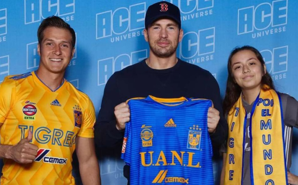 Capitán América con la bufanda de Tigres.