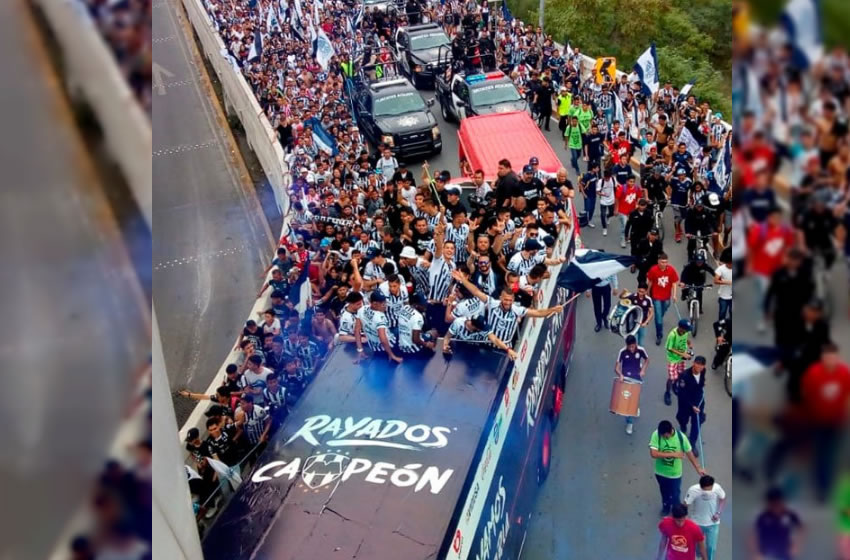 Durante casi dos horas, la comitiva avanzó a paso lento.
