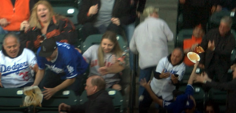 Fan de Dodgers pierde papas y pizza