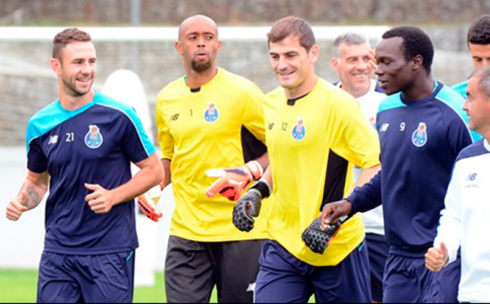 Miguel Layún e Iker Casillas (Agencias)