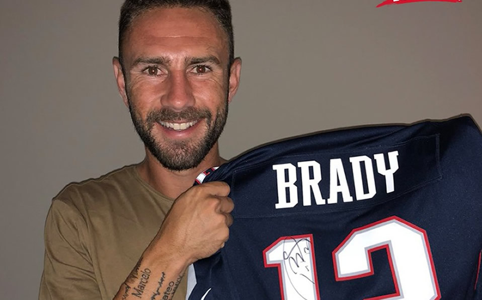 Miguel Layún posa con el jersey autografiado de Tom Brady. (Facebook)
