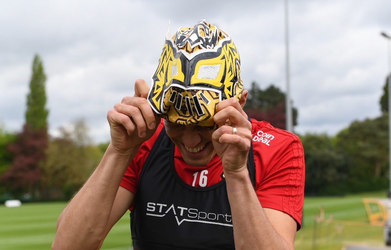 Conor Coady poniéndose una máscara de Sin Cara. (Foto: @SinCaraWWE)