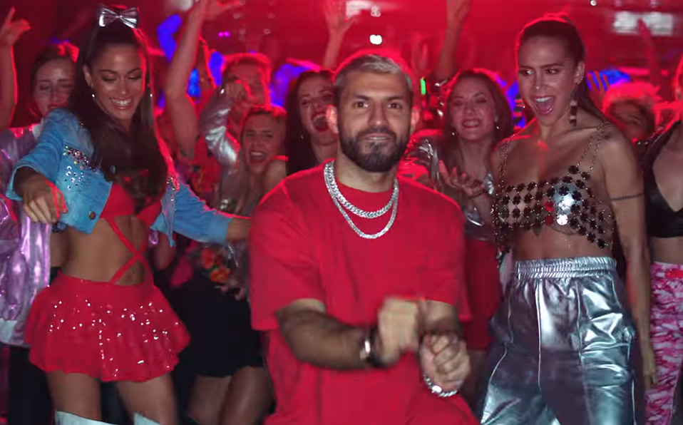 El Kun participa en el video del tema '22'.