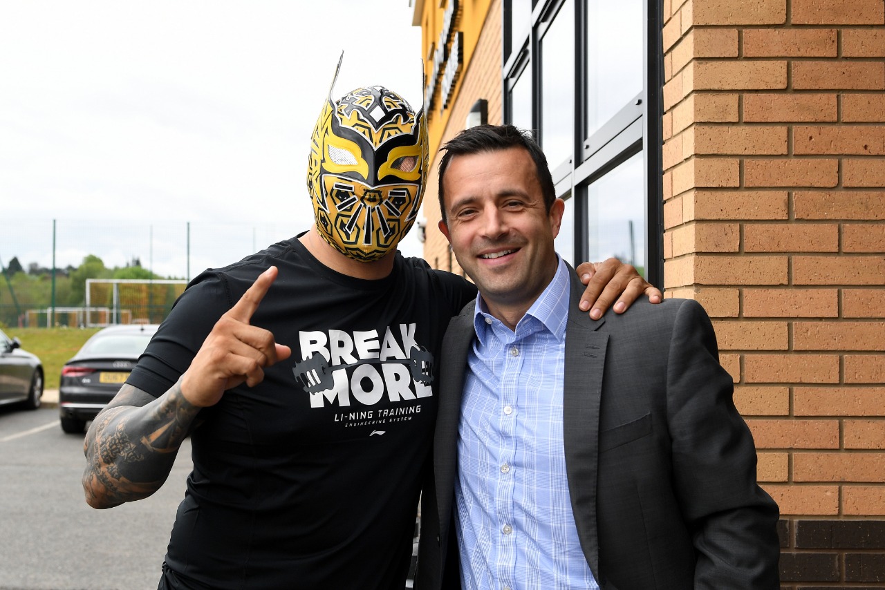Sin Cara con el presidente de Wolves, Laurie Dalrymple. (Foto: @SinCaraWWE)