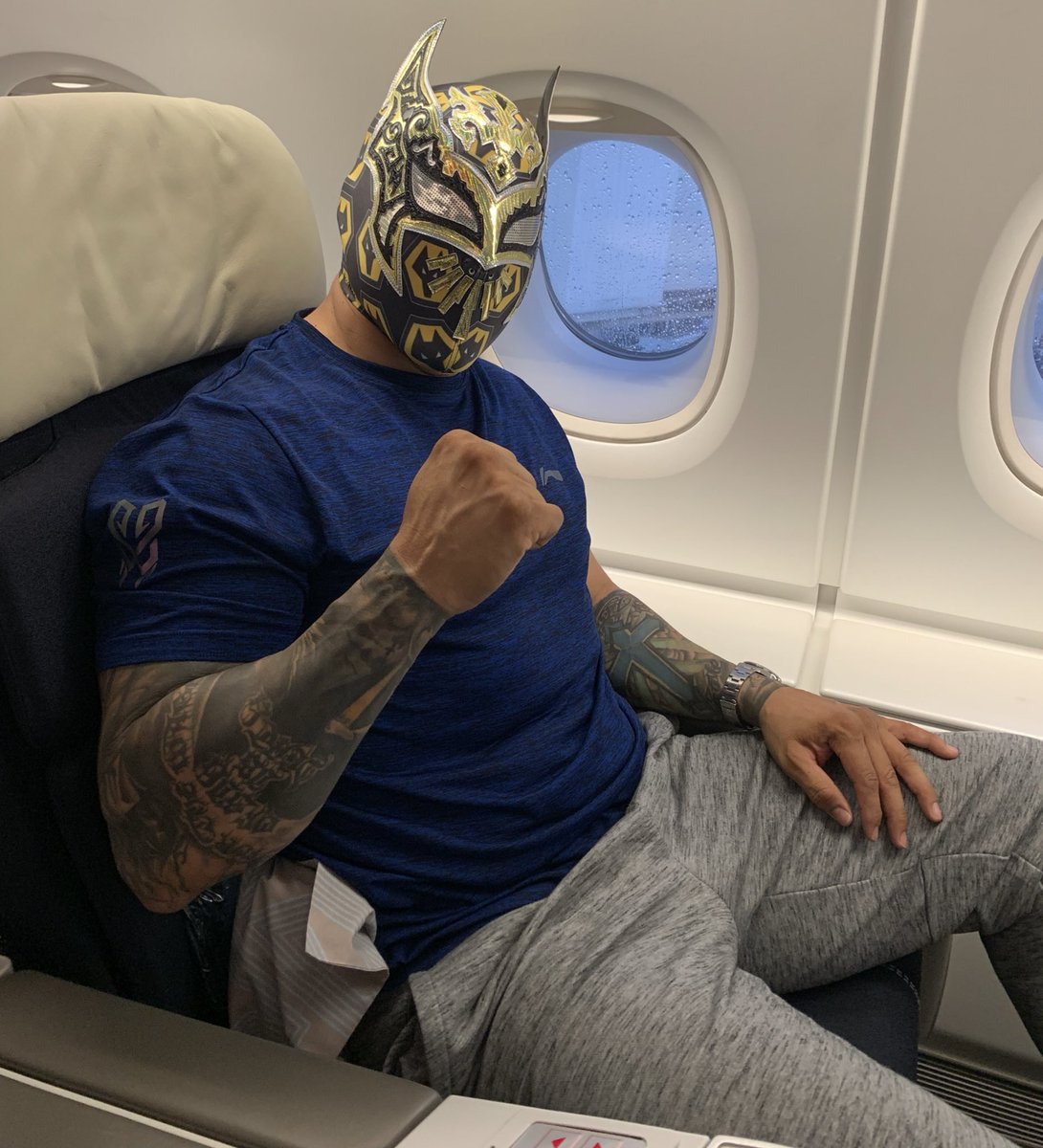 Sin Cara, en el avión rumbo a la casa de los Wolves. (Foto: @SinCaraWWE)