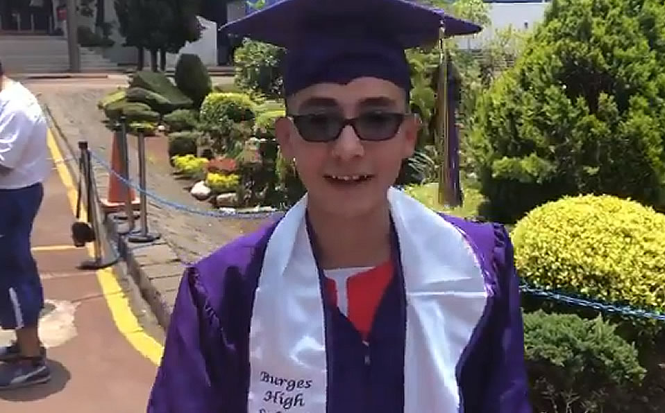 Vestido como recién graduado. (@cordova_sports)