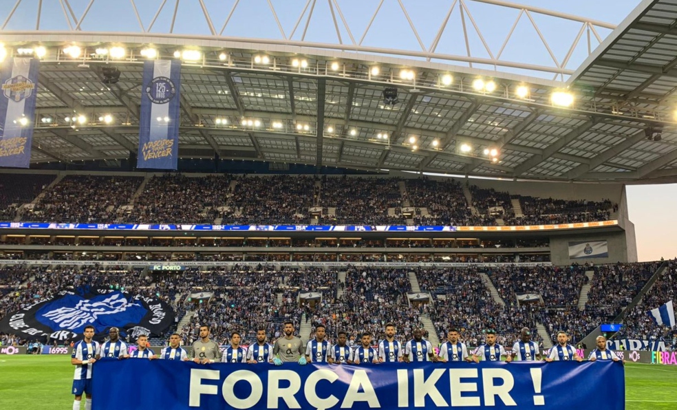 La afición del Porto desplegó un tifo para Iker Casillas