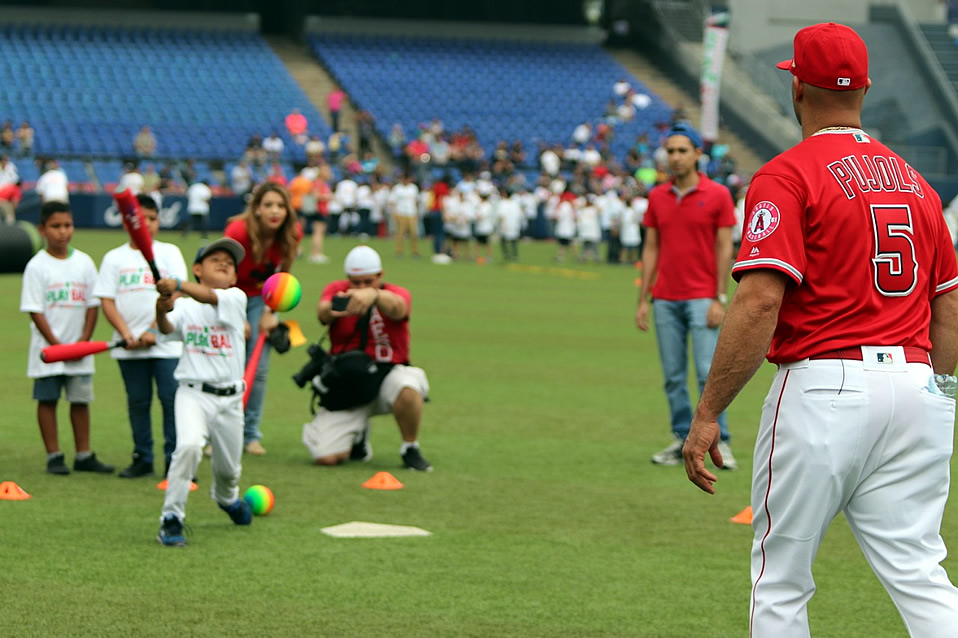 Clínica Albert Pujols y Aledmys Diaz con niños de MLB en Monterrey