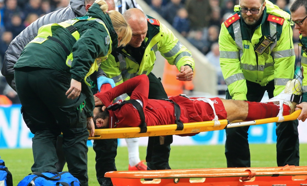 Mohamed Salah en el suelo tras un golpe con el portero Dubravka. (FOTO: AFP)