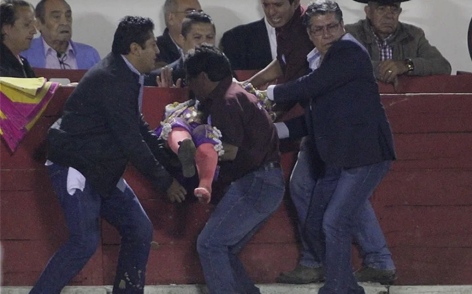 Tenorio tras ser corneada. (especial)