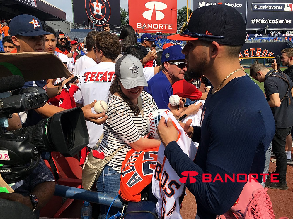 Roberto Osuna convive con fans en el Estadio Monterrey