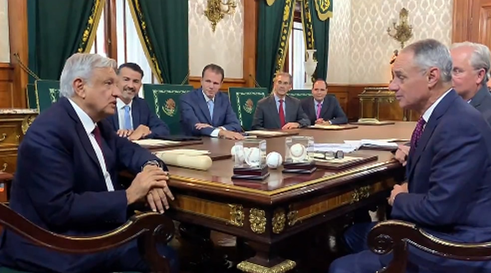 López Obrador y Rob Manfred durante la reunión en Palacio Nacional. Foto: (@lopezobrador_)